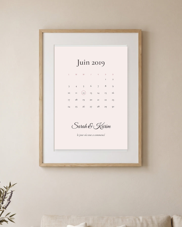 Affiche rencontre couple calendrier personnalisé encadrée au mur du salon, exemple personnalisé