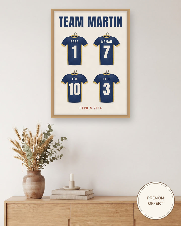 Affiche Team famille personnalisée, maillots de foot et prénoms : l’affiche encadrée, exemple personnalisé