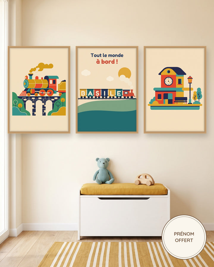 Affiche train personnalisée, lot de 3 affiches prénom dans les wagons : les 3 affiches encadrées dans une chambre d’enfant, exemple personnalisé