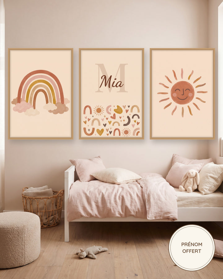Lot de 3 affiches arc-en-ciel bohème : les 3 affiches encadrées dans une chambre de bébé, exemple avec prénom