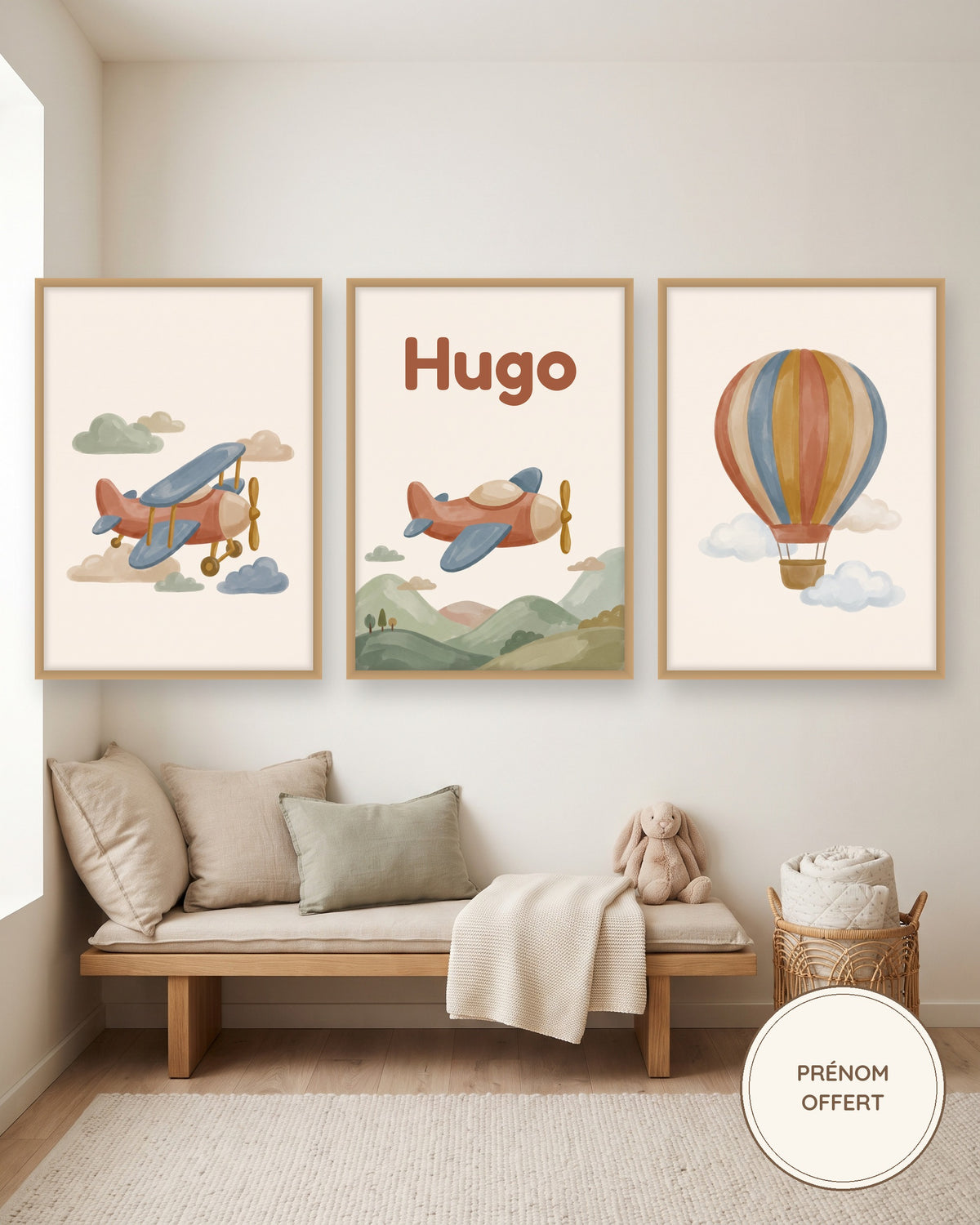 Lot de 3 affiches avions et montgolfière : les 3 affiches encadrées dans une chambre de garçon, exemple avec prénom