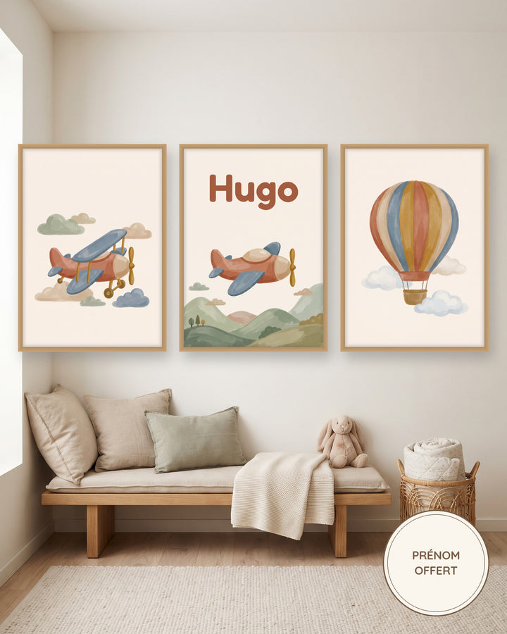 Lot de 3 affiches avions et montgolfière : les 3 affiches encadrées dans une chambre de garçon, exemple avec prénom