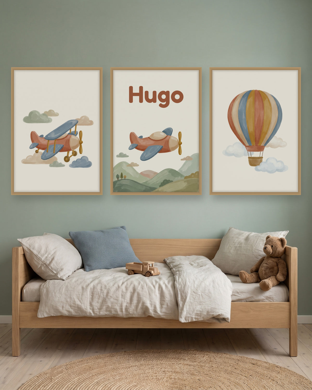 Lot de 3 affiches avions et montgolfière encadré au-dessus d’un meuble, autre exemple de prénom