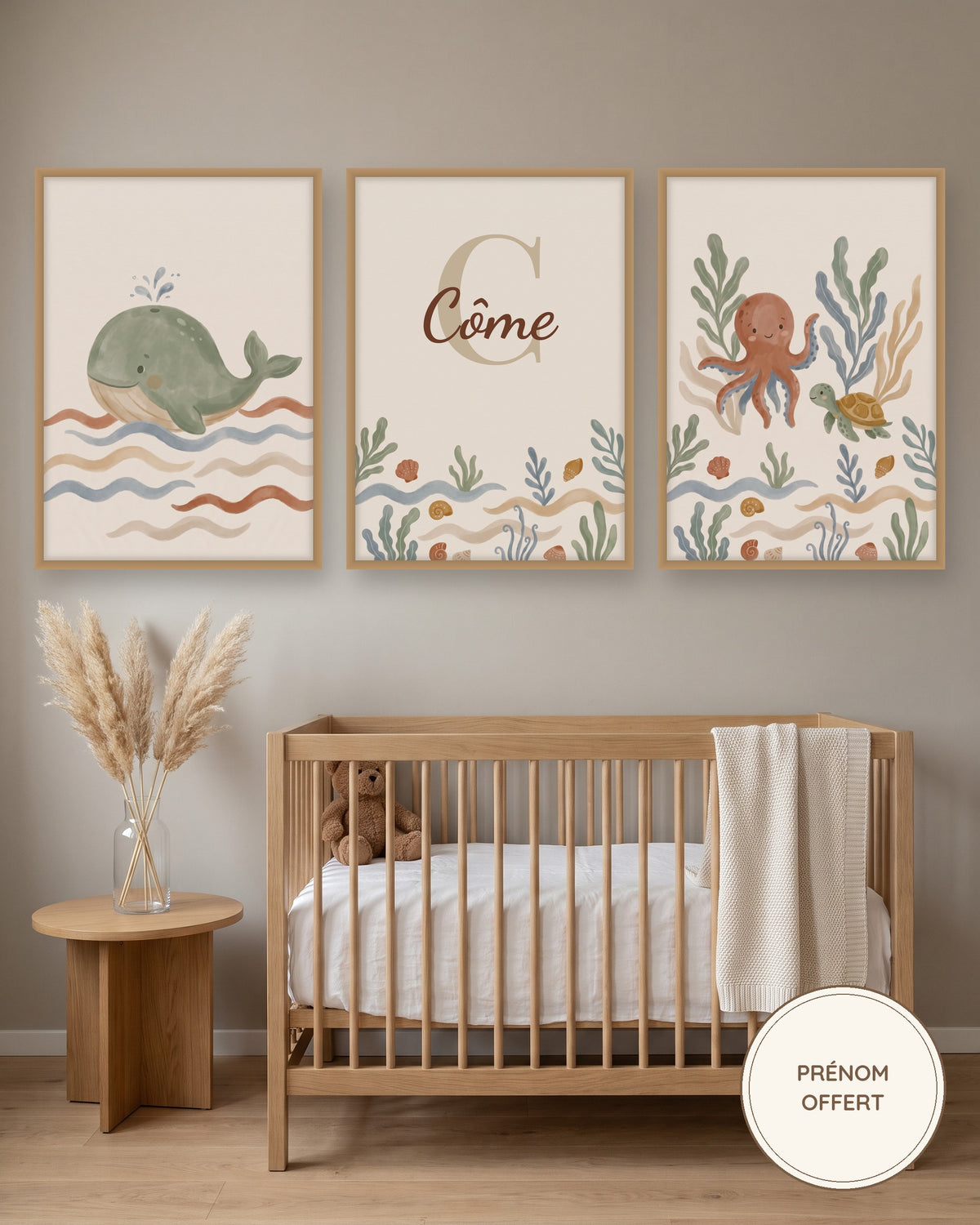 Lot de 3 affiches baleine et océan : les 3 affiches encadrées dans une chambre de bébé, exemple avec prénom