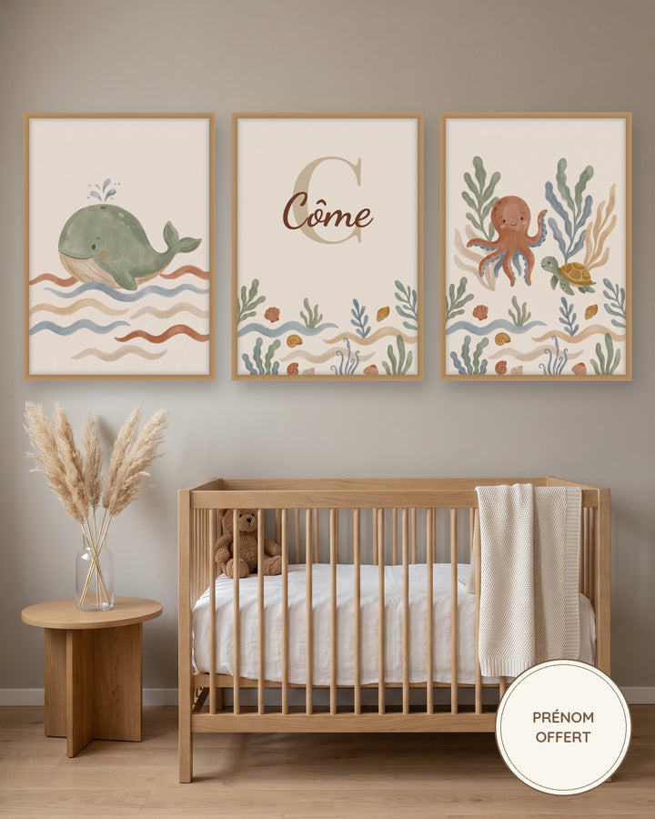 Lot de 3 affiches baleine et océan : les 3 affiches encadrées dans une chambre de bébé, exemple avec prénom