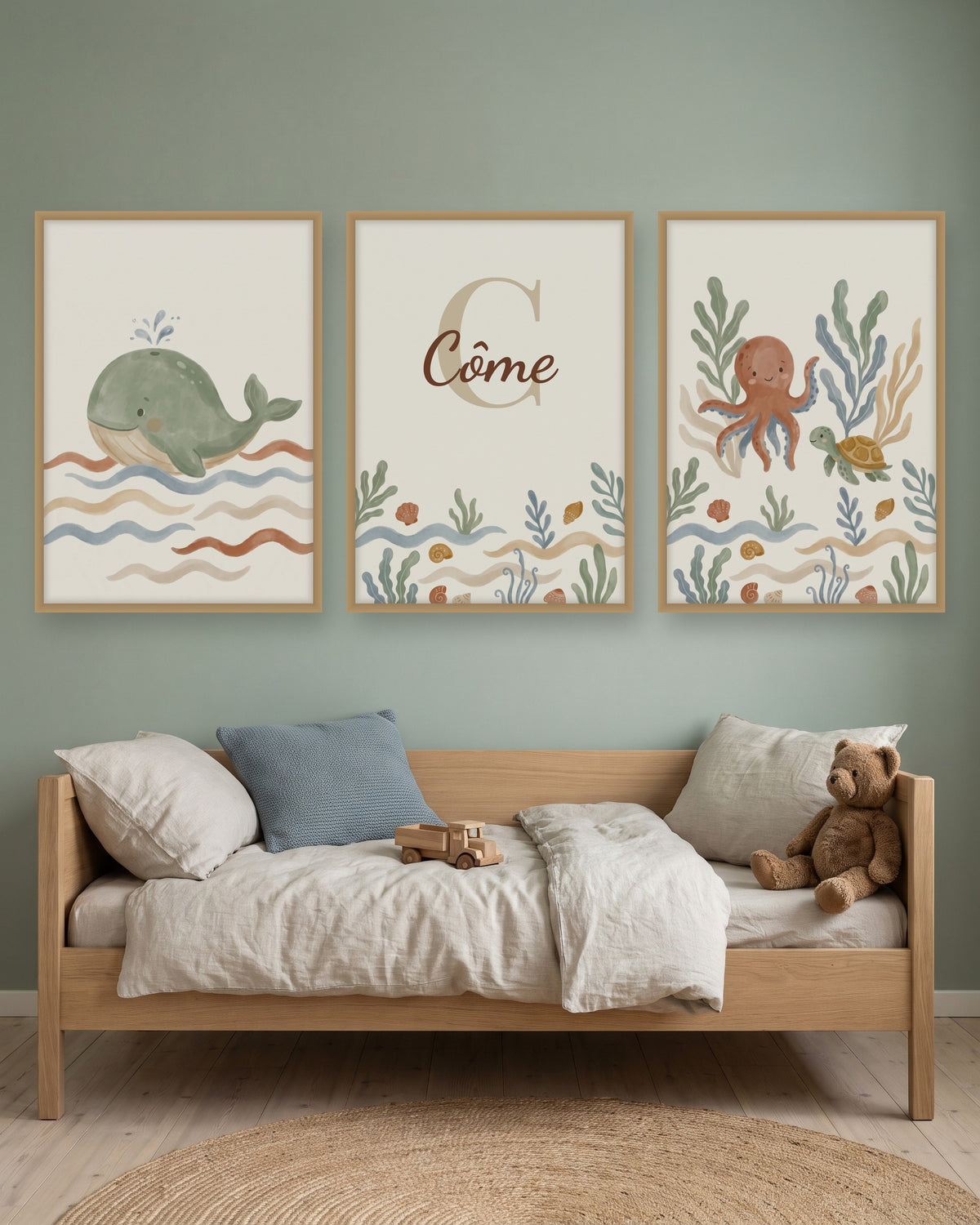 Lot de 3 affiches baleine et océan encadré au-dessus d’un meuble, autre exemple de prénom