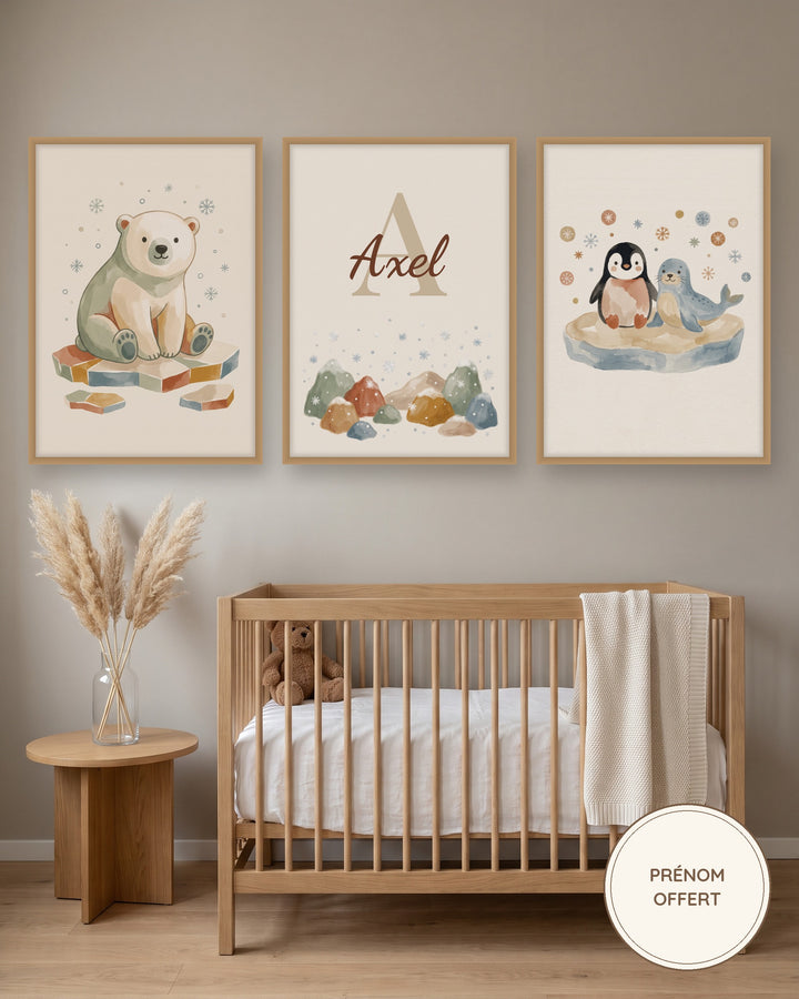 Lot de 3 affiches banquise ours polaire : les 3 affiches encadrées dans une chambre de bébé, exemple avec prénom
