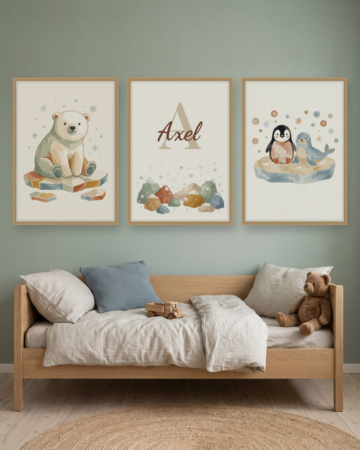 Lot de 3 affiches banquise ours polaire encadré au-dessus d’un meuble, autre exemple de prénom