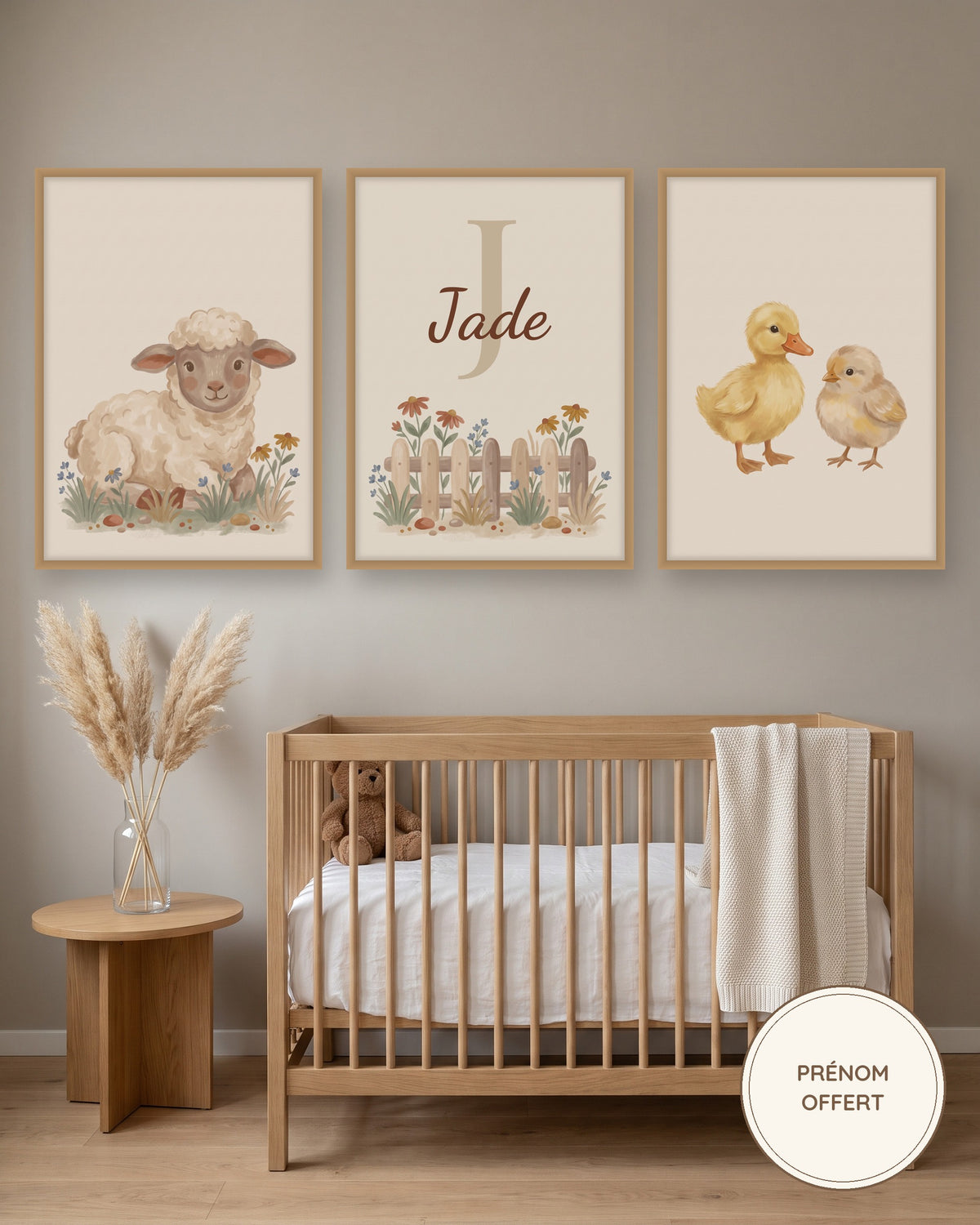 Lot de 3 affiches bébés animaux de la ferme : les 3 affiches encadrées dans une chambre de bébé, exemple avec prénom