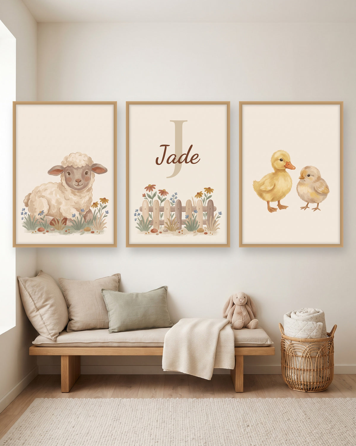 Lot de 3 affiches bébés animaux de la ferme encadré au-dessus d’un meuble, autre exemple de prénom