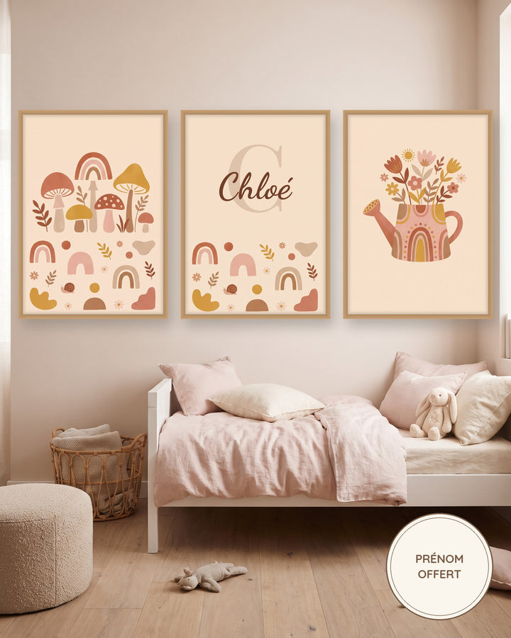 Lot de 3 affiches champignons bohème : les 3 affiches encadrées dans une chambre de bébé, exemple avec prénom