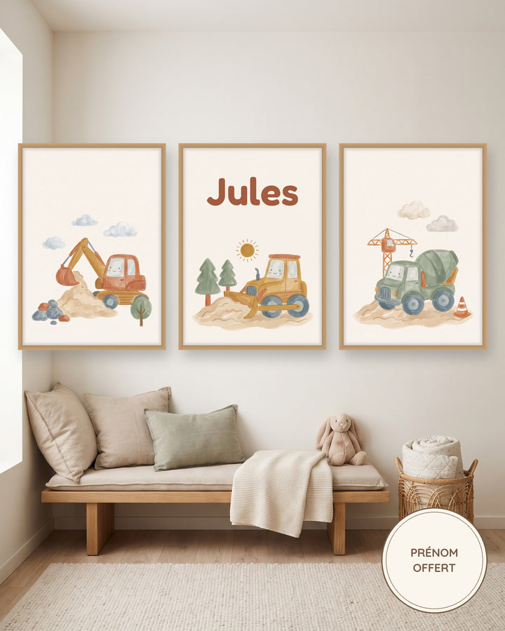 Lot de 3 affiches engins de chantier aquarelle : les 3 affiches encadrées dans une chambre de garçon, exemple avec prénom