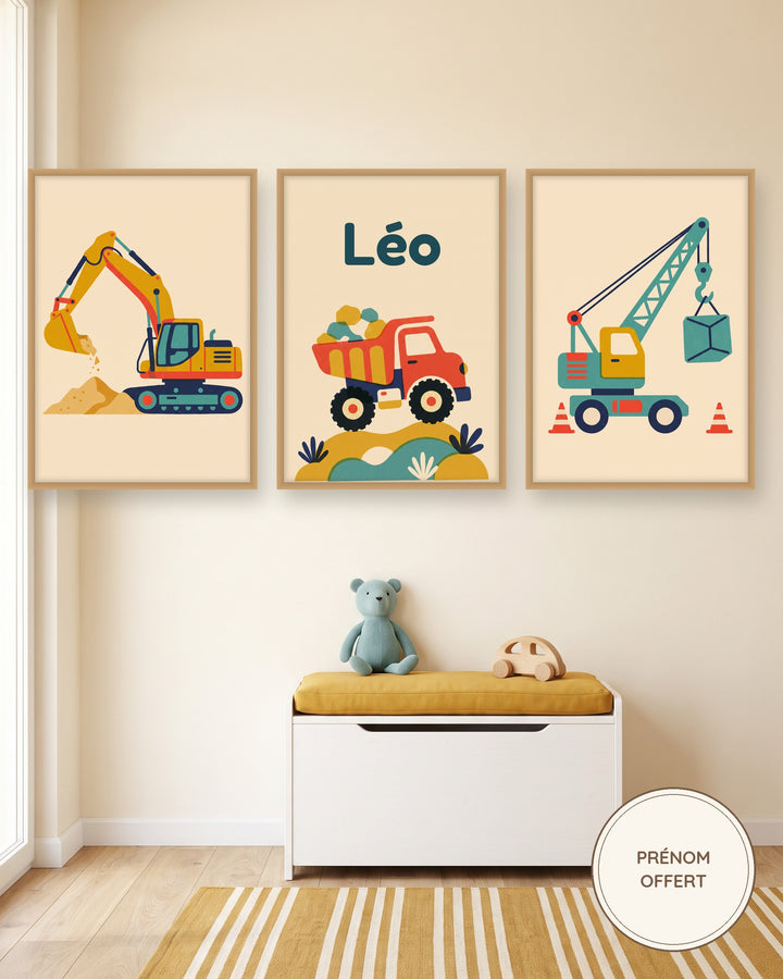 Lot de 3 affiches engins de chantier rétro : les 3 affiches encadrées dans une chambre de garçon, exemple avec prénom