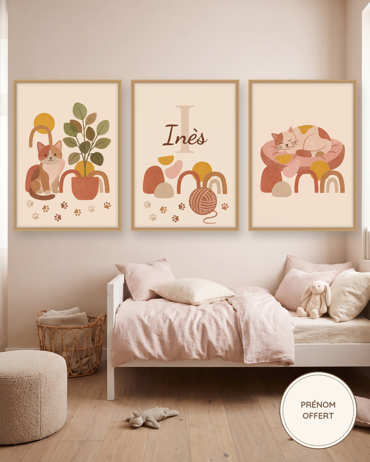 Lot de 3 affiches chats bohème : les 3 affiches encadrées dans une chambre de bébé, exemple avec prénom