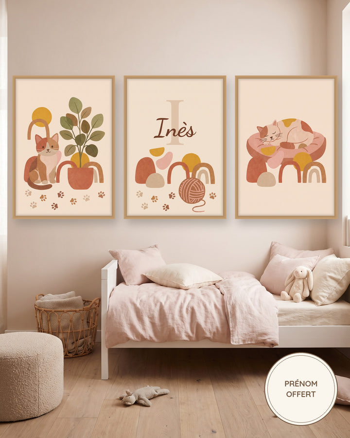 Lot de 3 affiches chats bohème : les 3 affiches encadrées dans une chambre de bébé, exemple avec prénom