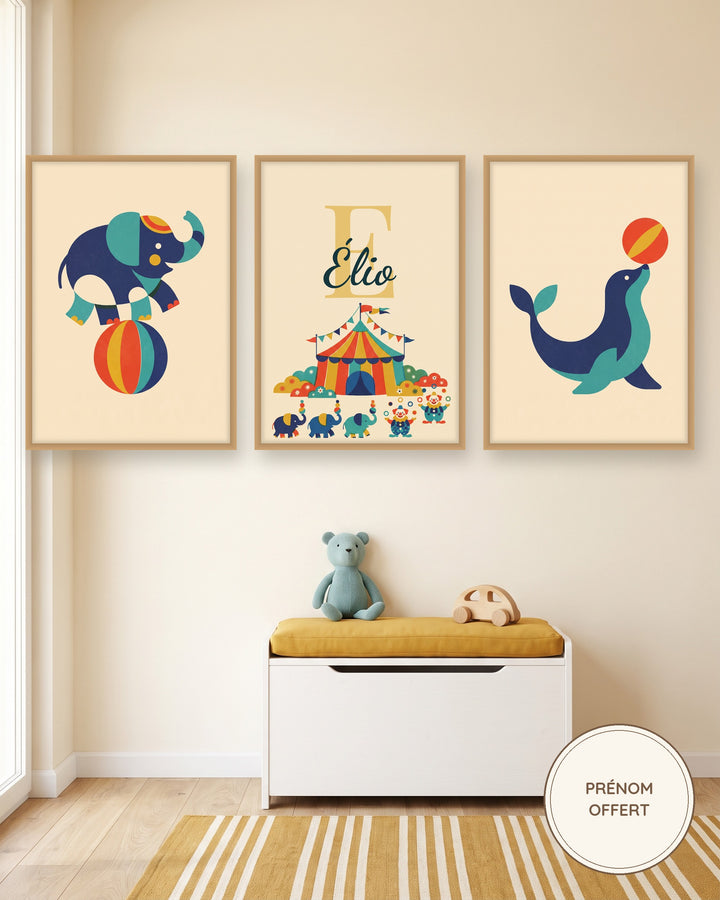 Lot de 3 affiches cirque rétro : les 3 affiches encadrées dans une chambre de bébé, exemple avec prénom