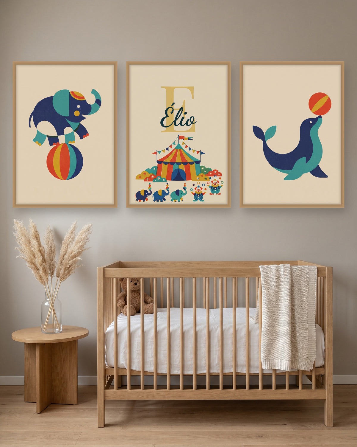 Lot de 3 affiches cirque rétro encadré au-dessus d’un meuble, autre exemple de prénom