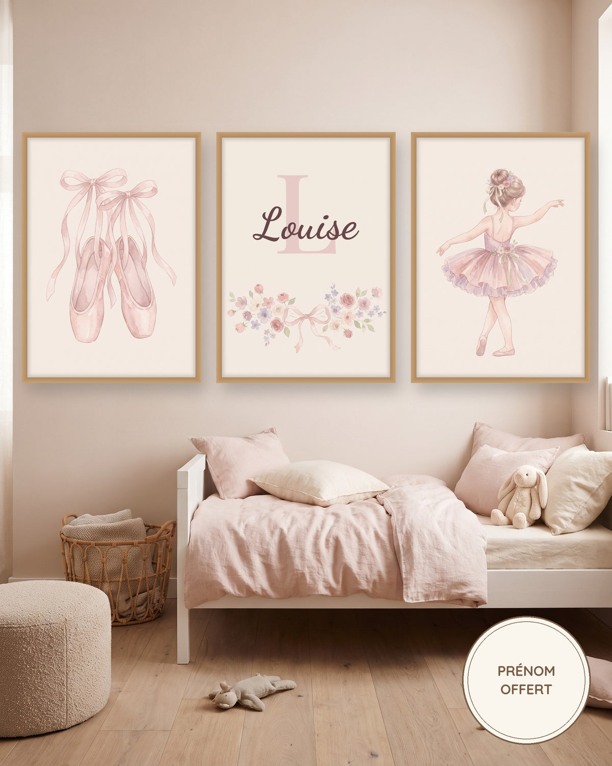 Lot de 3 affiches danseuse classique : les 3 affiches encadrées dans une chambre de fille, exemple avec prénom