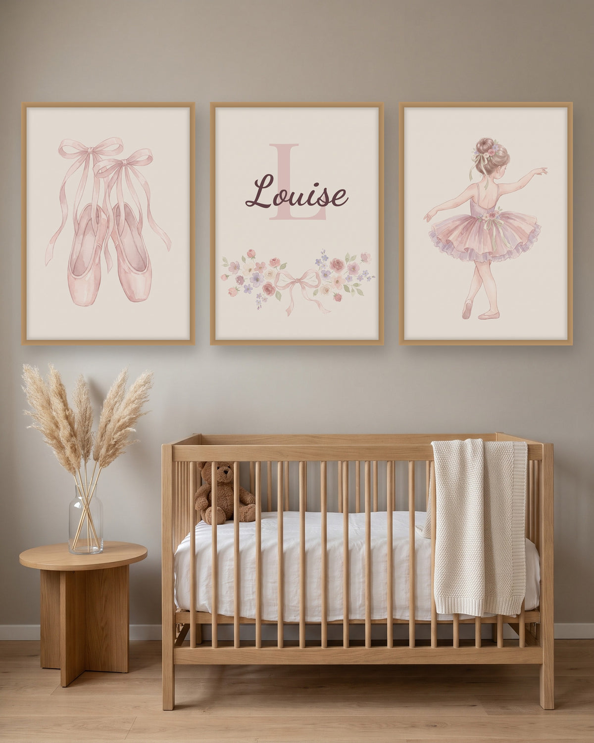 Lot de 3 affiches danseuse classique encadré au-dessus d’un meuble, autre exemple de prénom