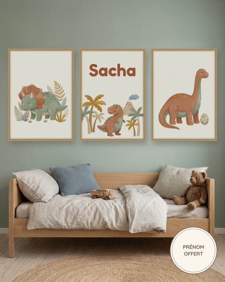 Lot de 3 affiches dinosaures aquarelle : les 3 affiches encadrées dans une chambre de garçon, exemple avec prénom