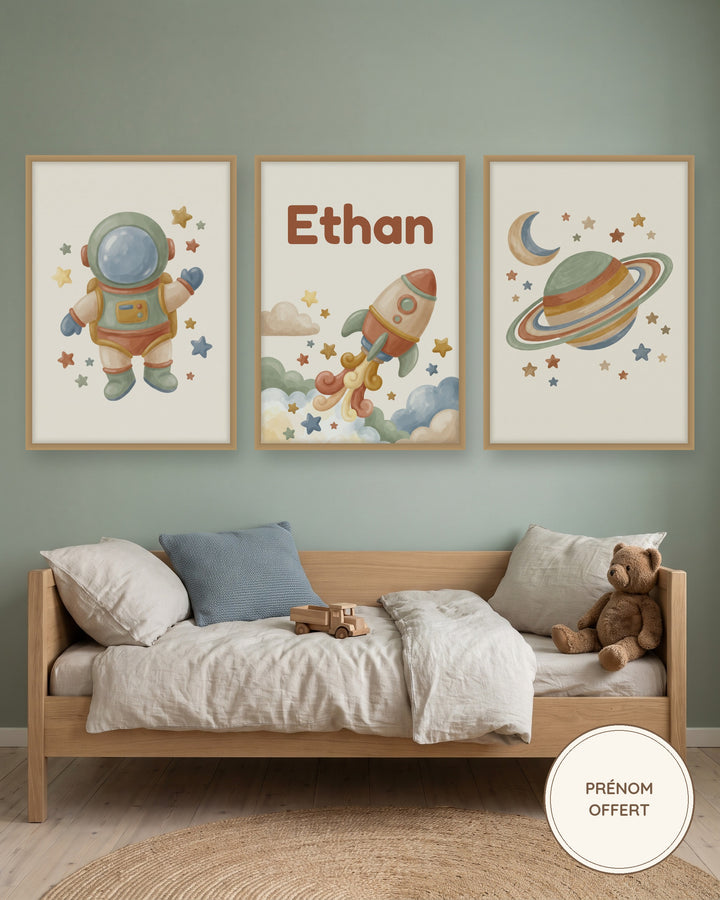 Lot de 3 affiches espace astronaute aquarelle : les 3 affiches encadrées dans une chambre de garçon, exemple avec prénom