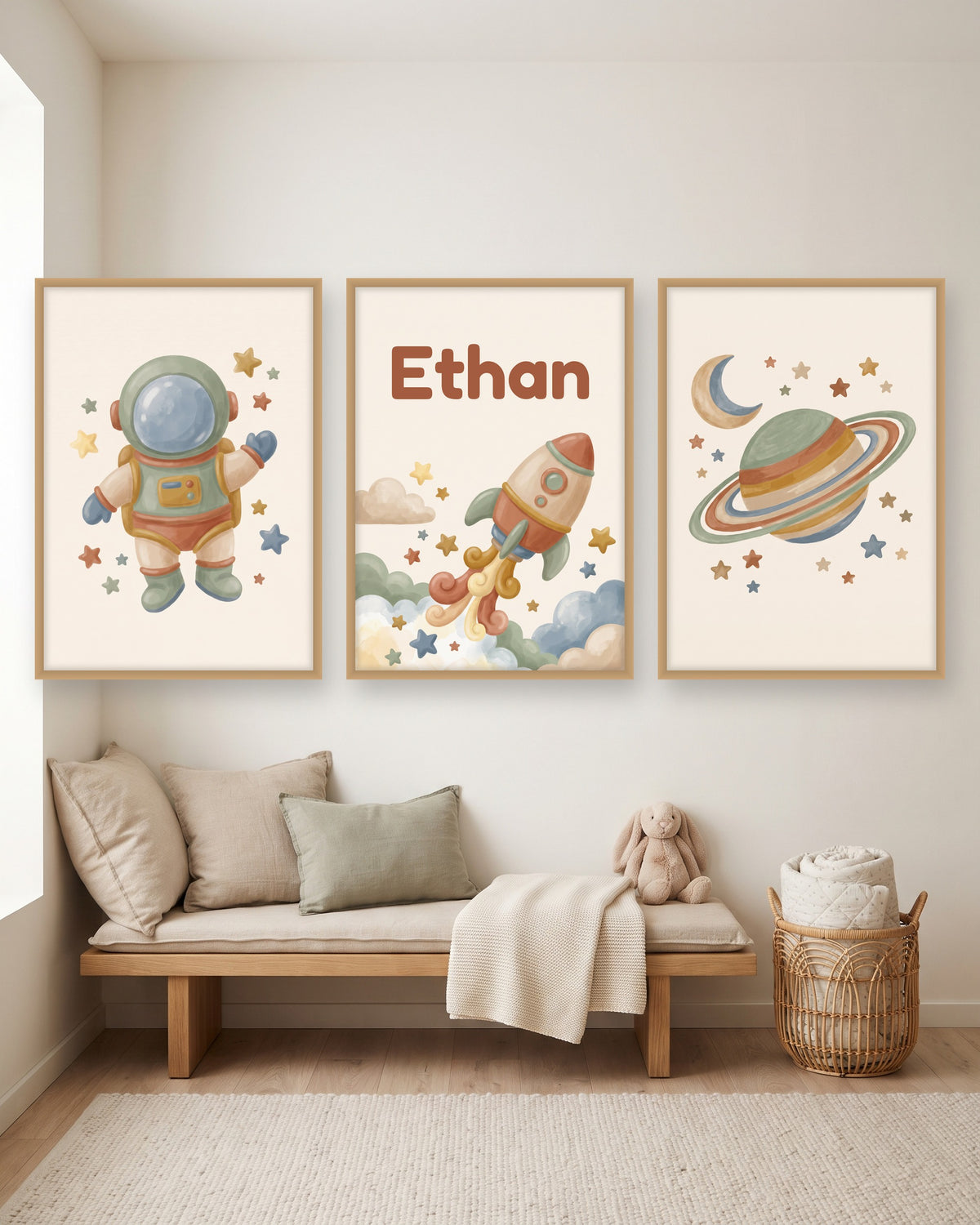 Lot de 3 affiches espace astronaute aquarelle encadré au-dessus d’un meuble, autre exemple de prénom