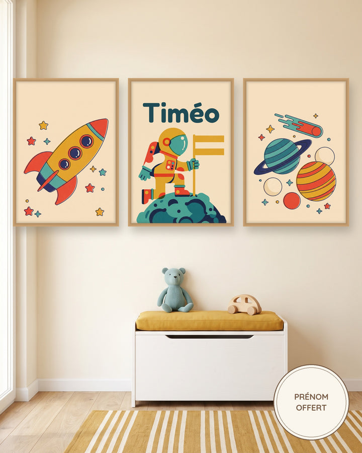 Lot de 3 affiches espace fusée rétro : les 3 affiches encadrées dans une chambre de garçon, exemple avec prénom