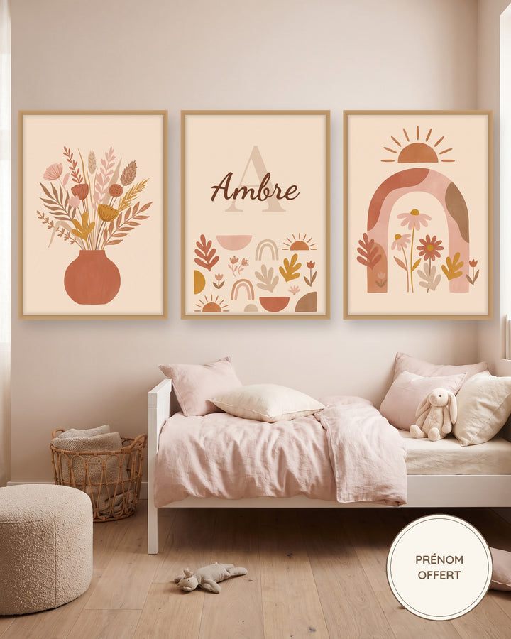 Lot de 3 affiches fleurs bohème : les 3 affiches encadrées dans une chambre de bébé, exemple avec prénom