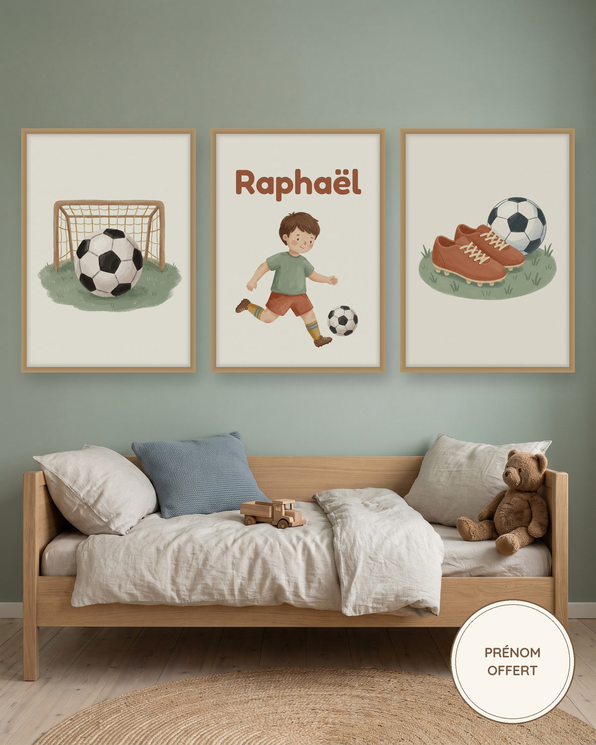 Lot de 3 affiches foot aquarelle : les 3 affiches encadrées dans une chambre de garçon, exemple avec prénom