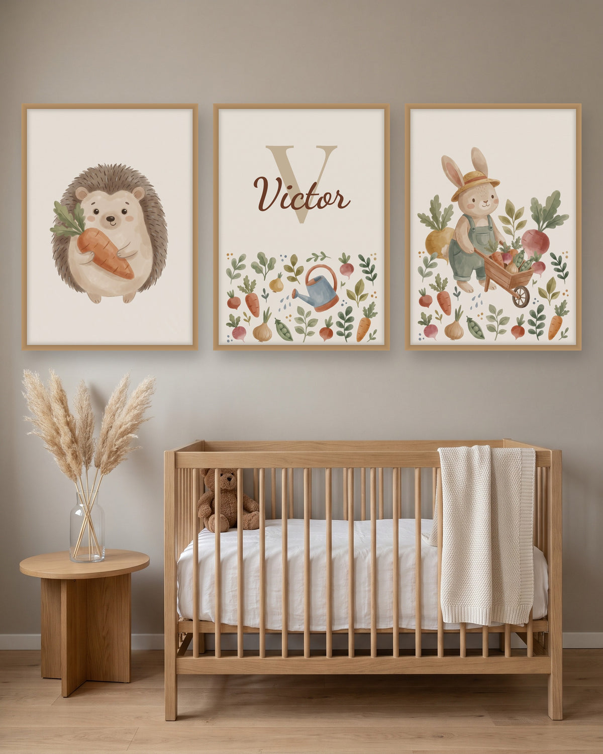 Lot de 3 affiches jardin potager hérisson encadré au-dessus d’un meuble, autre exemple de prénom