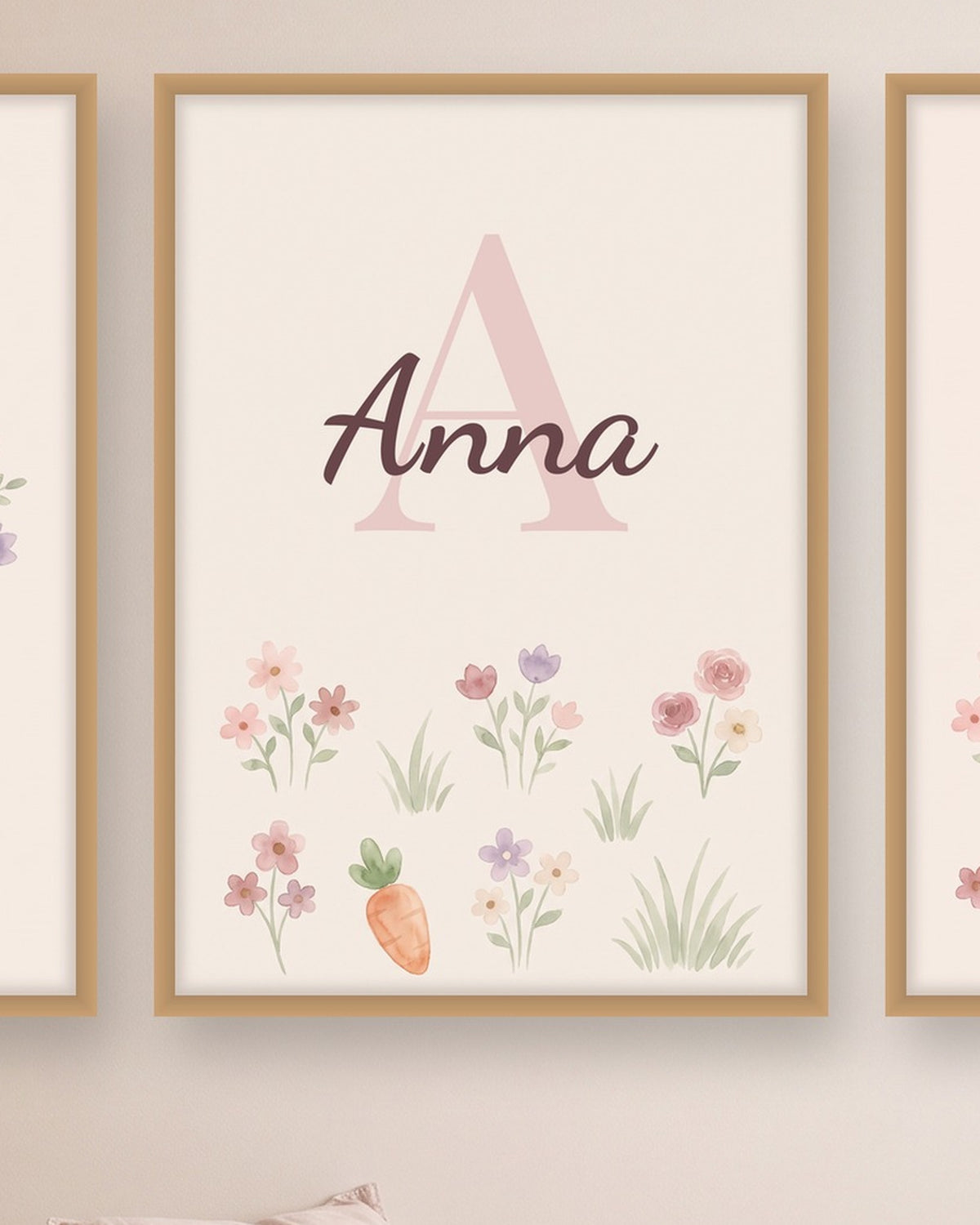 Lot de 3 affiches lapins et fleurs pastel : l’affiche du milieu avec le prénom, exemple personnalisé