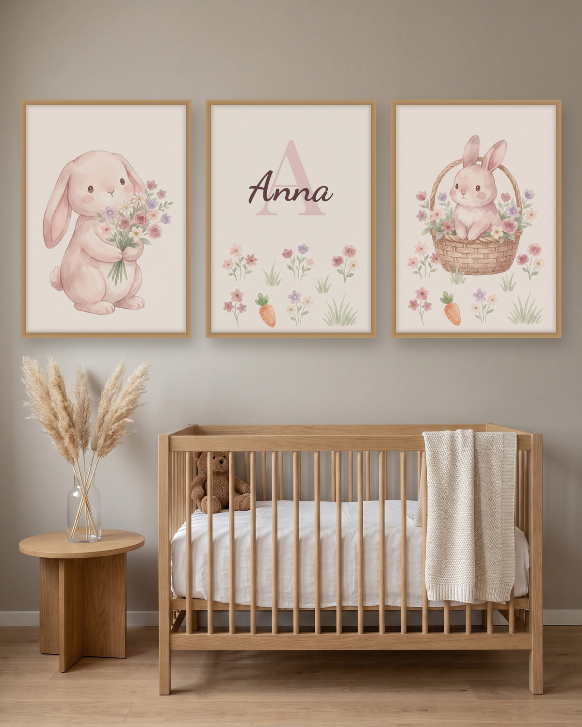 Lot de 3 affiches lapins et fleurs pastel encadré au-dessus d’un meuble, autre exemple de prénom