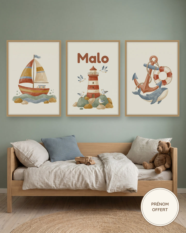 Lot de 3 affiches marin bateau et phare : les 3 affiches encadrées dans une chambre de bébé, exemple avec prénom