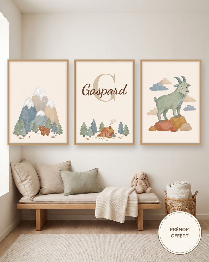 Lot de 3 affiches montagne et animaux : les 3 affiches encadrées dans une chambre de bébé, exemple avec prénom