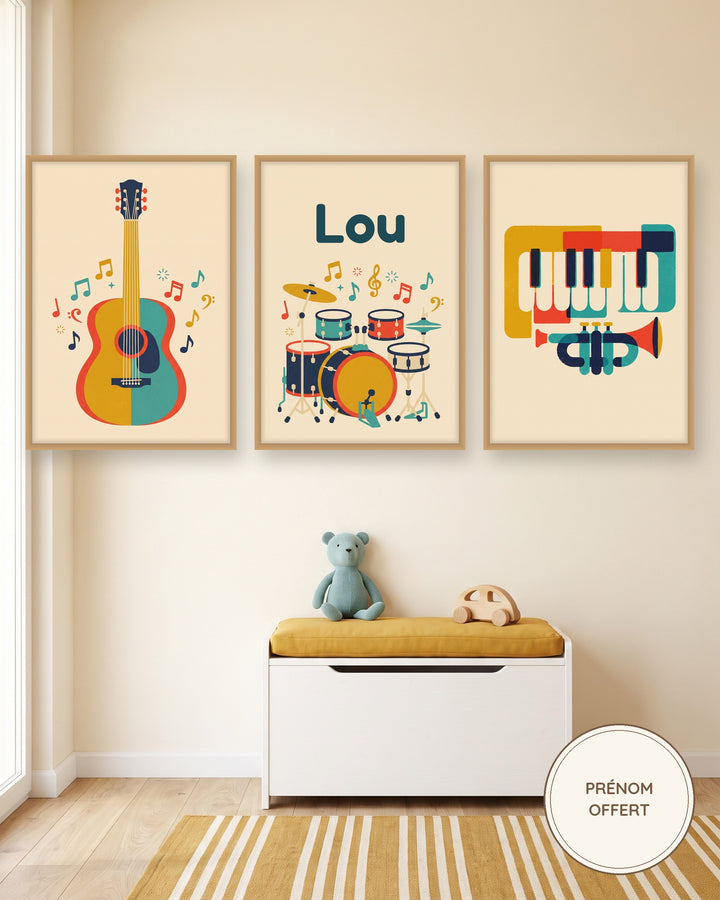Lot de 3 affiches musique rétro : les 3 affiches encadrées dans une chambre d’enfant, exemple avec prénom