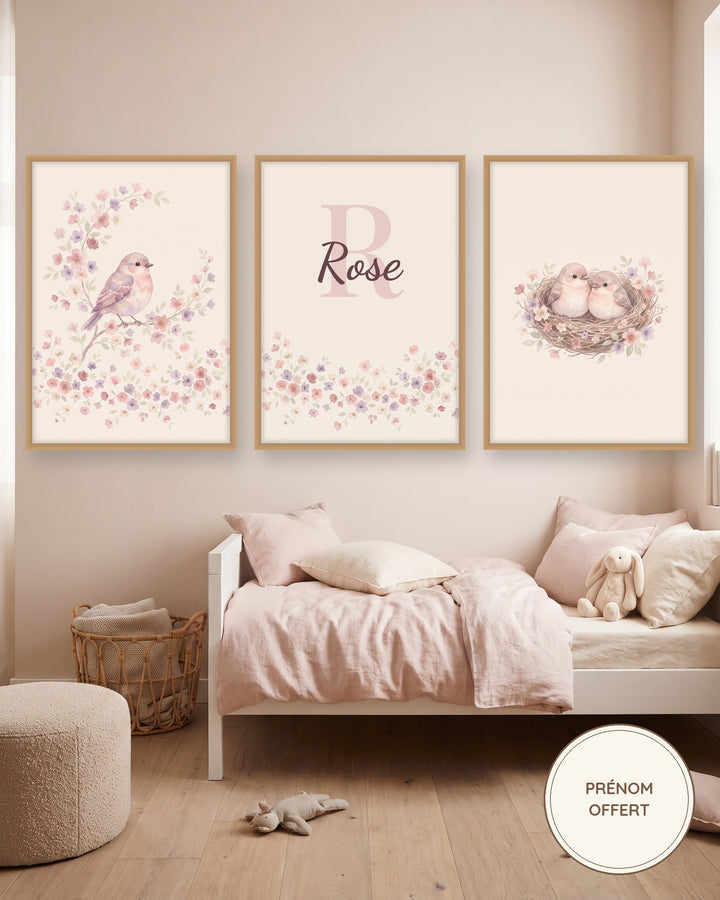 Lot de 3 affiches oiseaux et fleurs pastel : les 3 affiches encadrées dans une chambre de bébé, exemple avec prénom