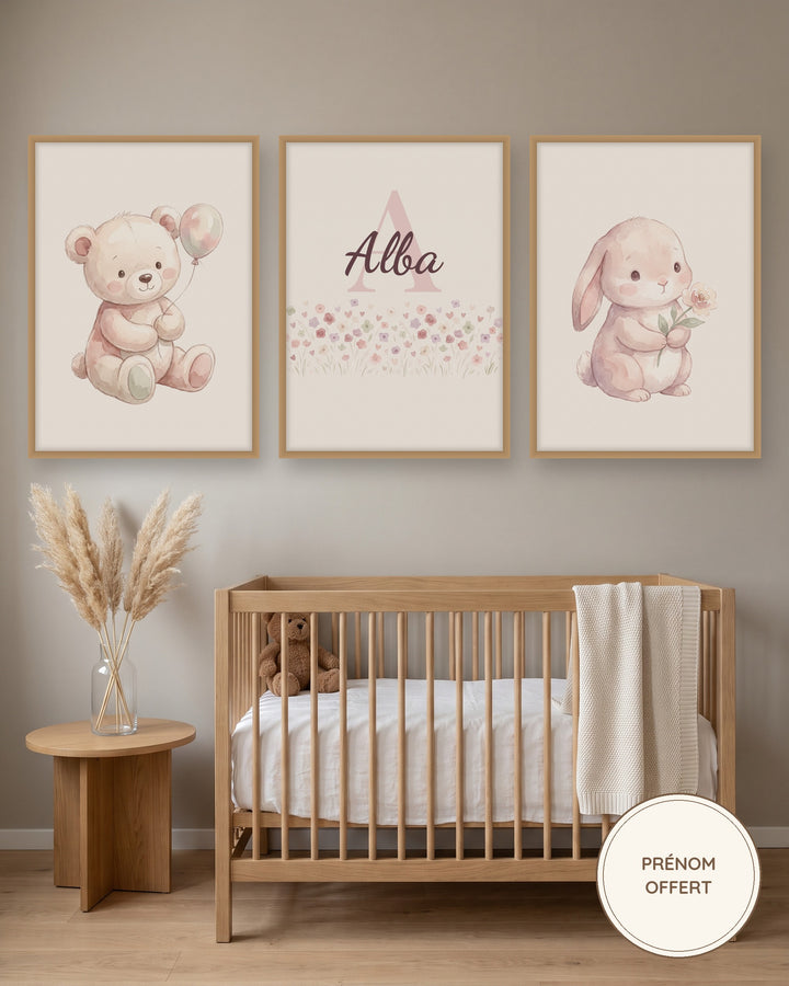 Lot de 3 affiches ourson et lapin pastel : les 3 affiches encadrées dans une chambre de bébé, exemple avec prénom