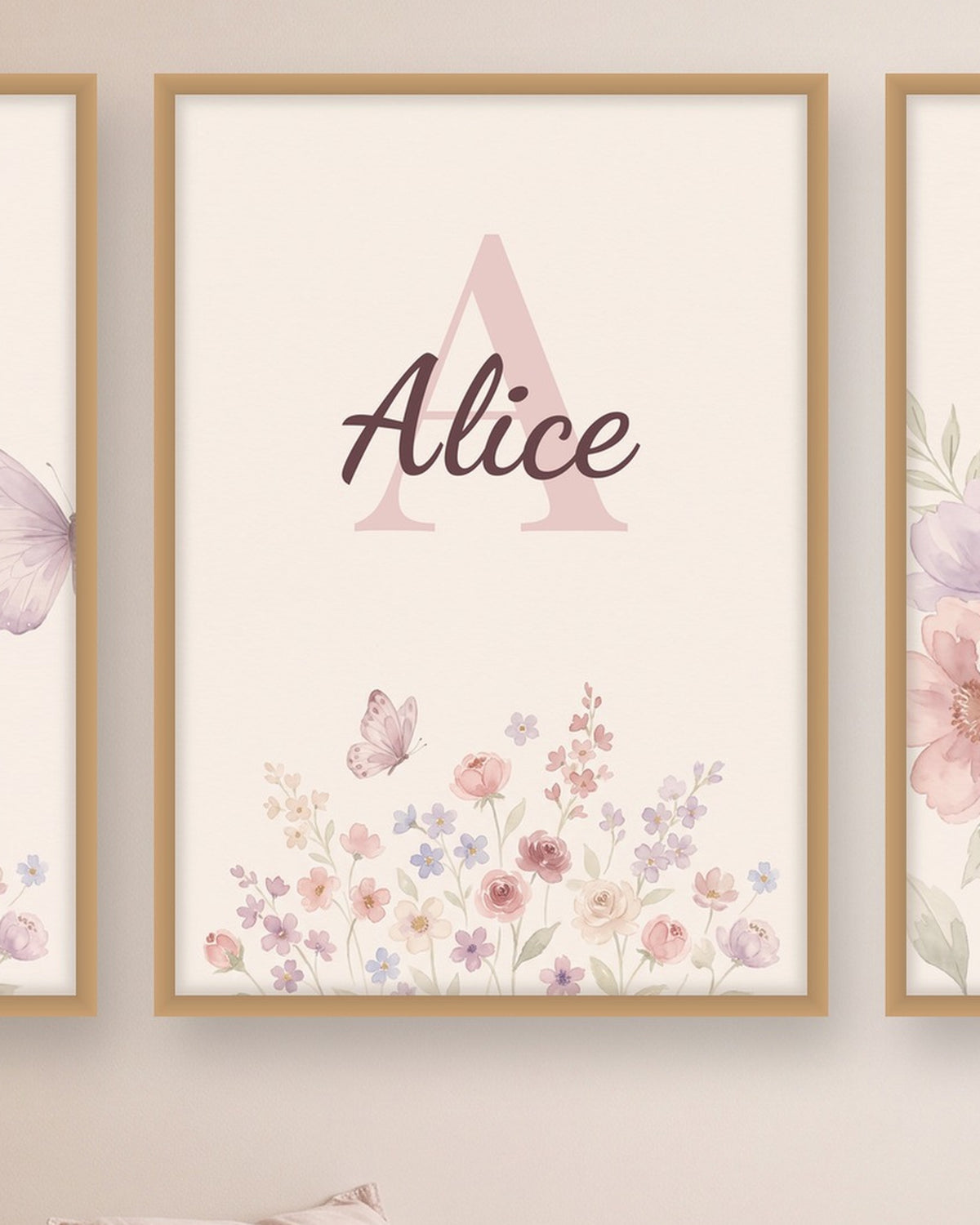 Lot de 3 affiches papillons pastel : l’affiche du milieu avec le prénom, exemple personnalisé