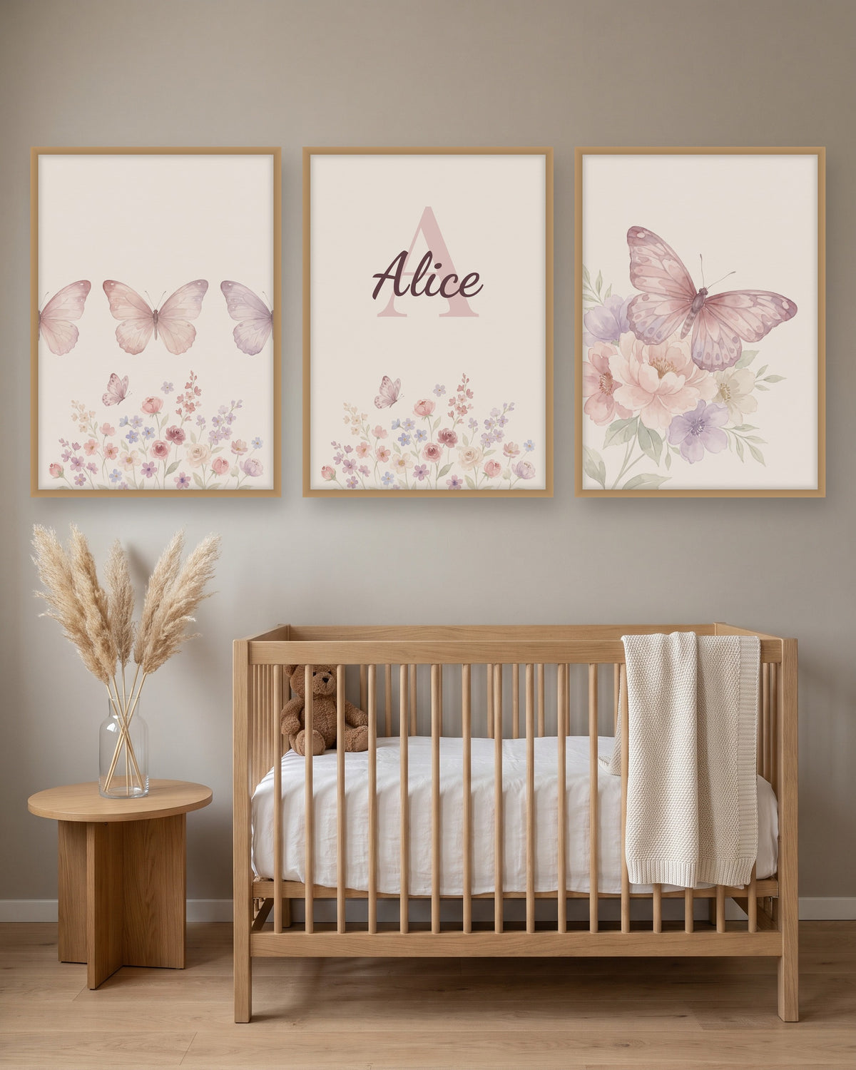 Lot de 3 affiches papillons pastel encadré au-dessus d’un meuble, autre exemple de prénom