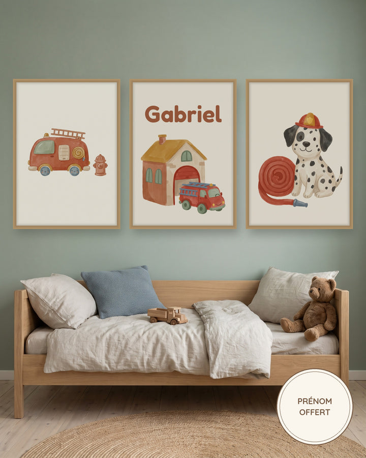 Lot de 3 affiches pompiers aquarelle : les 3 affiches encadrées dans une chambre de garçon, exemple avec prénom