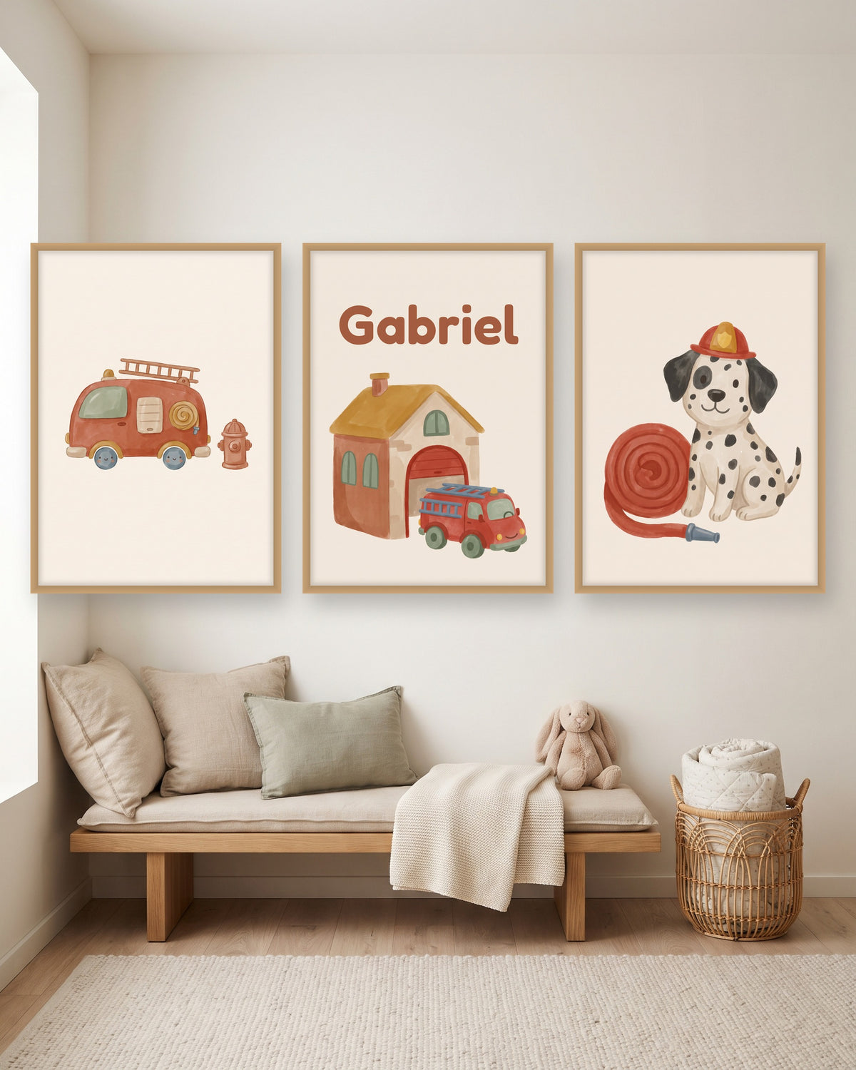 Lot de 3 affiches pompiers aquarelle encadré au-dessus d’un meuble, autre exemple de prénom