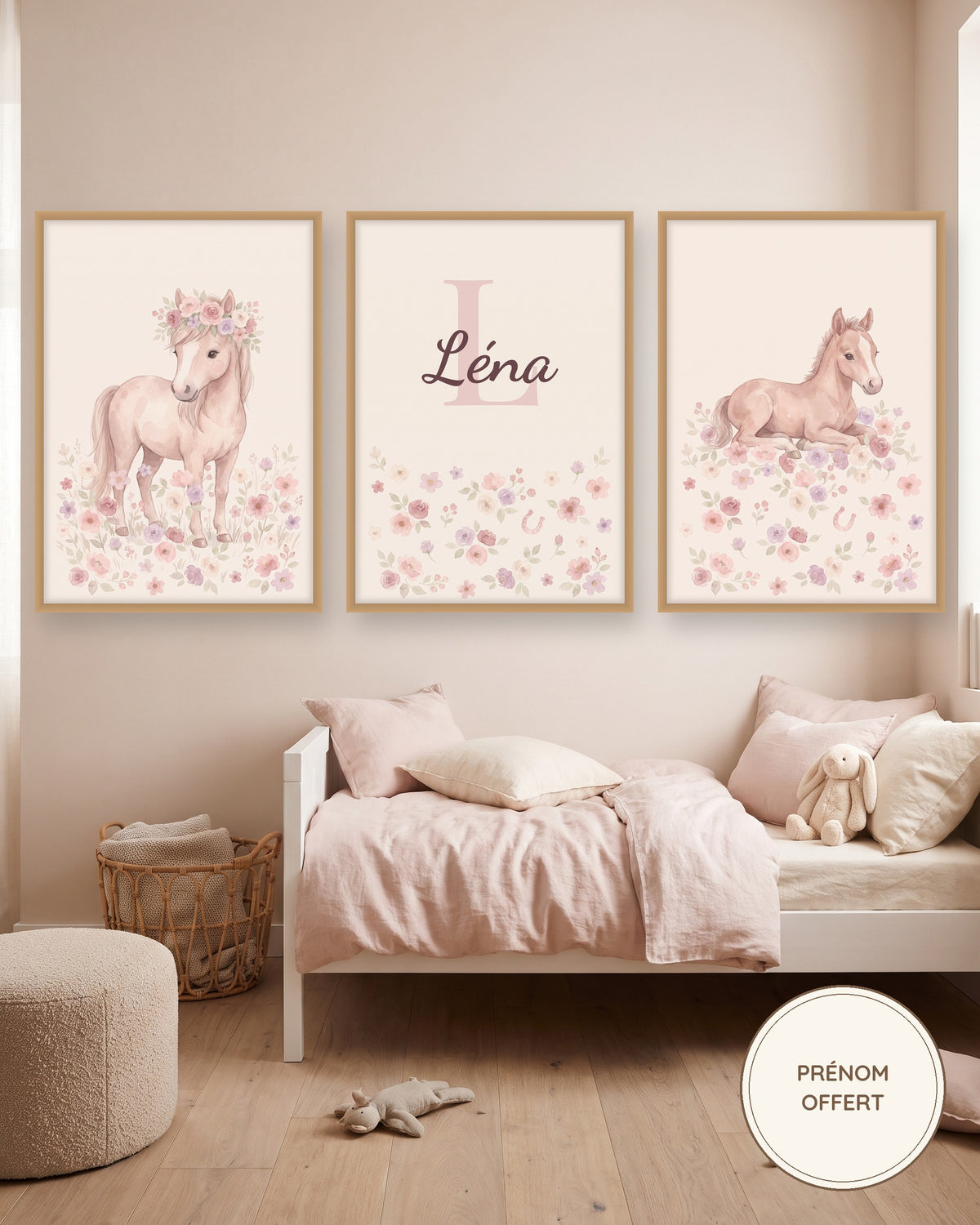 Lot de 3 affiches poneys pastel : les 3 affiches encadrées dans une chambre de bébé, exemple avec prénom