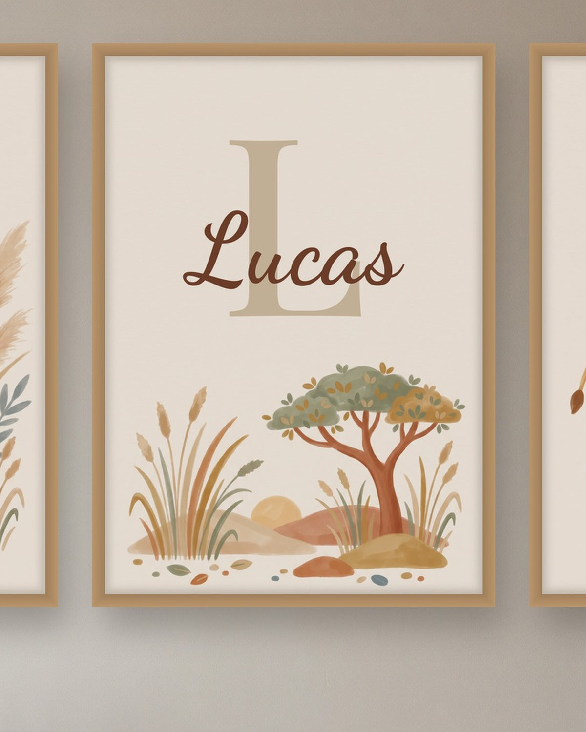 Lot de 3 affiches safari prénom aquarelle : l’affiche du milieu avec le prénom, exemple personnalisé