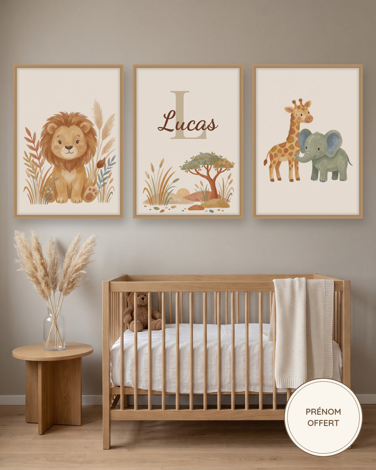 Lot de 3 affiches safari prénom aquarelle : les 3 affiches encadrées dans une chambre de bébé, exemple avec prénom
