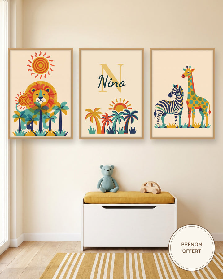 Lot de 3 affiches savane rétro : les 3 affiches encadrées dans une chambre de bébé, exemple avec prénom