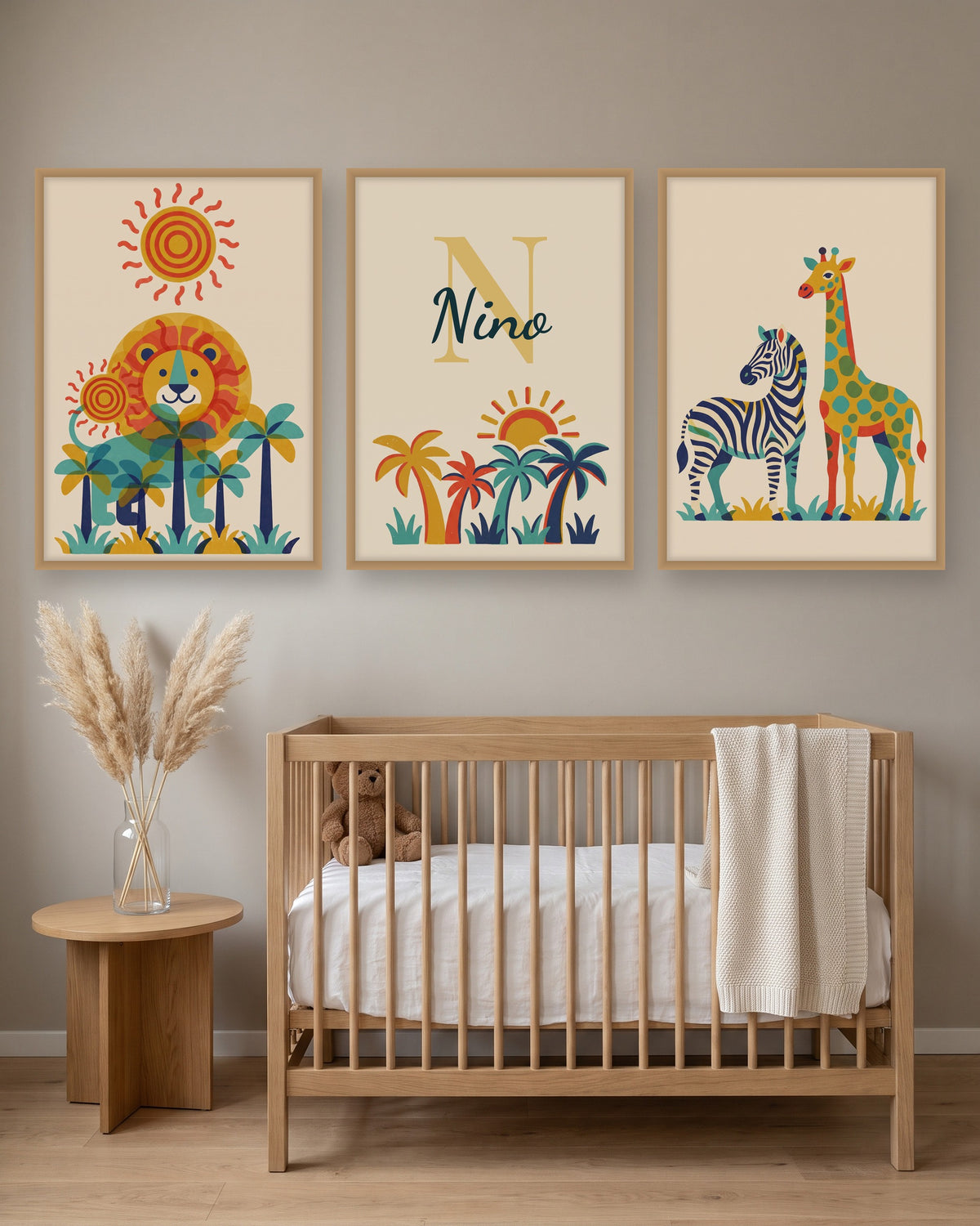 Lot de 3 affiches savane rétro encadré au-dessus d’un meuble, autre exemple de prénom