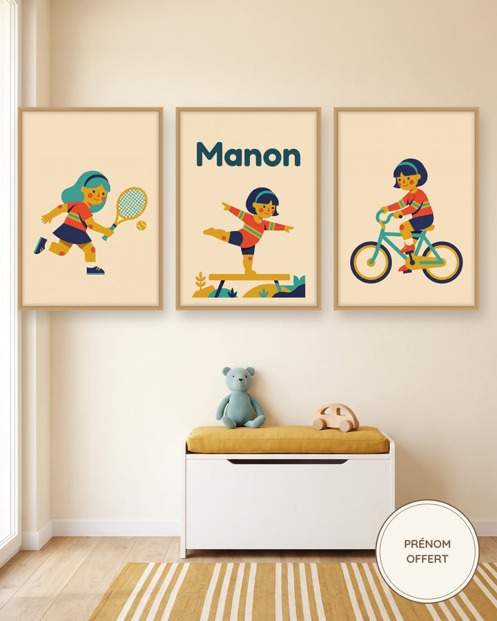 Lot de 3 affiches sport fille rétro : les 3 affiches encadrées dans une chambre de fille, exemple avec prénom
