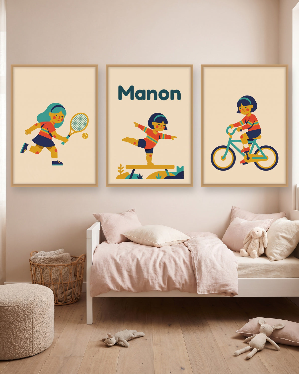 Lot de 3 affiches sport fille rétro encadré au-dessus d’un meuble, autre exemple de prénom