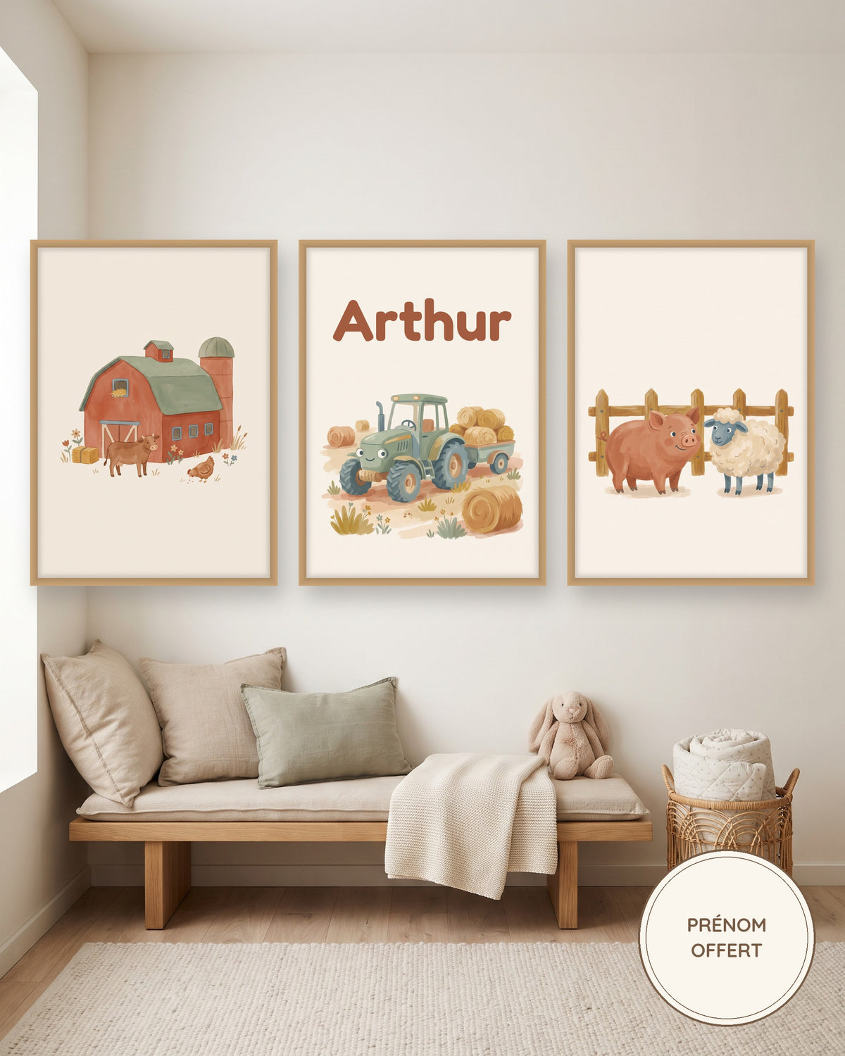 Lot de 3 affiches tracteur et ferme aquarelle : les 3 affiches encadrées dans une chambre de garçon, exemple avec prénom