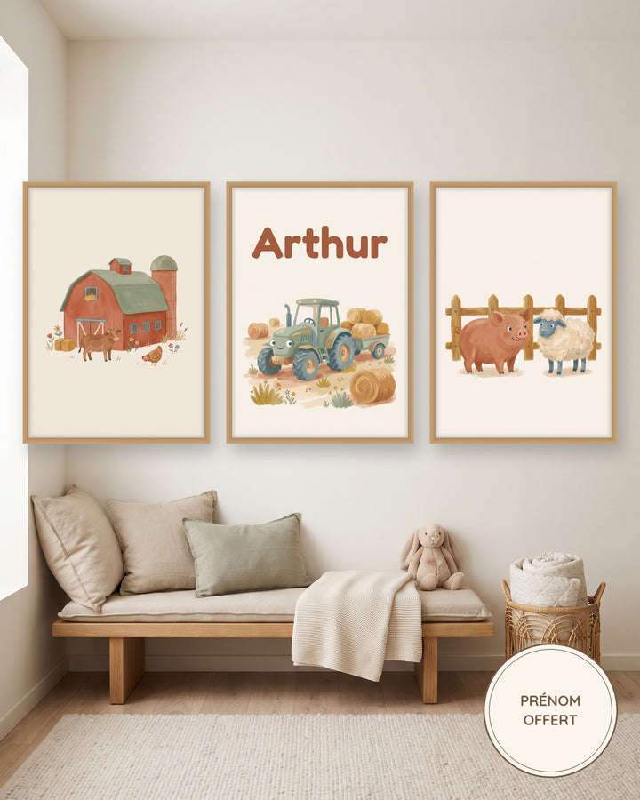 Lot de 3 affiches tracteur et ferme aquarelle : les 3 affiches encadrées dans une chambre de garçon, exemple avec prénom